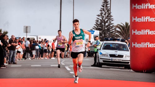 Foto Di Uomo Che Corre Durante Il Giorno