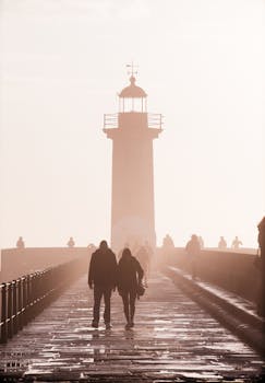 日落时分，一对夫妇走向灯塔，轮廓与大气照明营造出浪漫场景