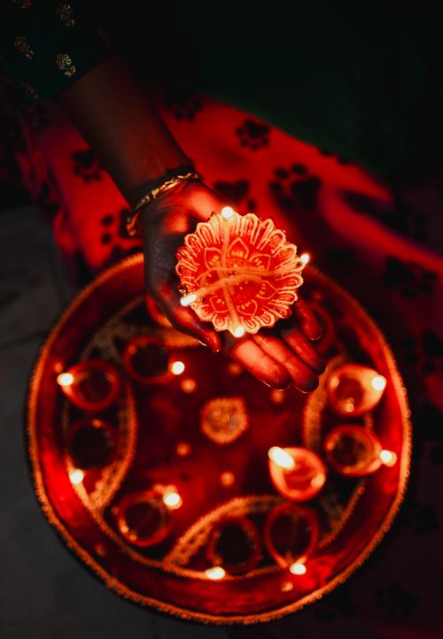 Free An artistic depiction of Diwali with traditional diyas creating a warm, festive atmosphere. Stock Photo