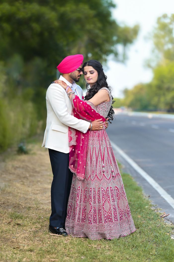 Couple embracing on a roadside in Amritsar