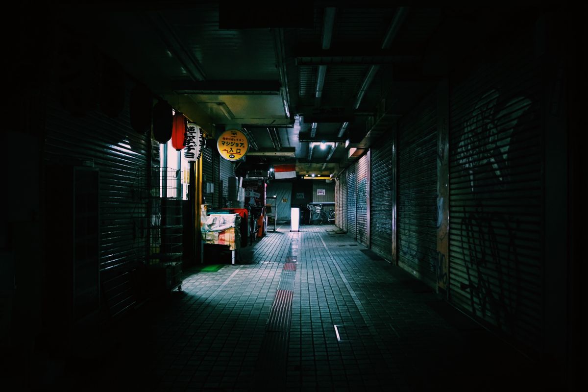 夜の日本の商店街のイメージ