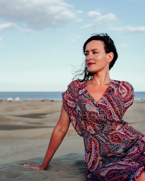 Foto Der Frau, Die Oben Auf Dem Sand Sitzt