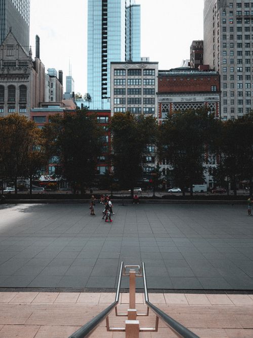 Free People walking in Millennium Park with a Chicago cityscape backdrop. Stock Photo