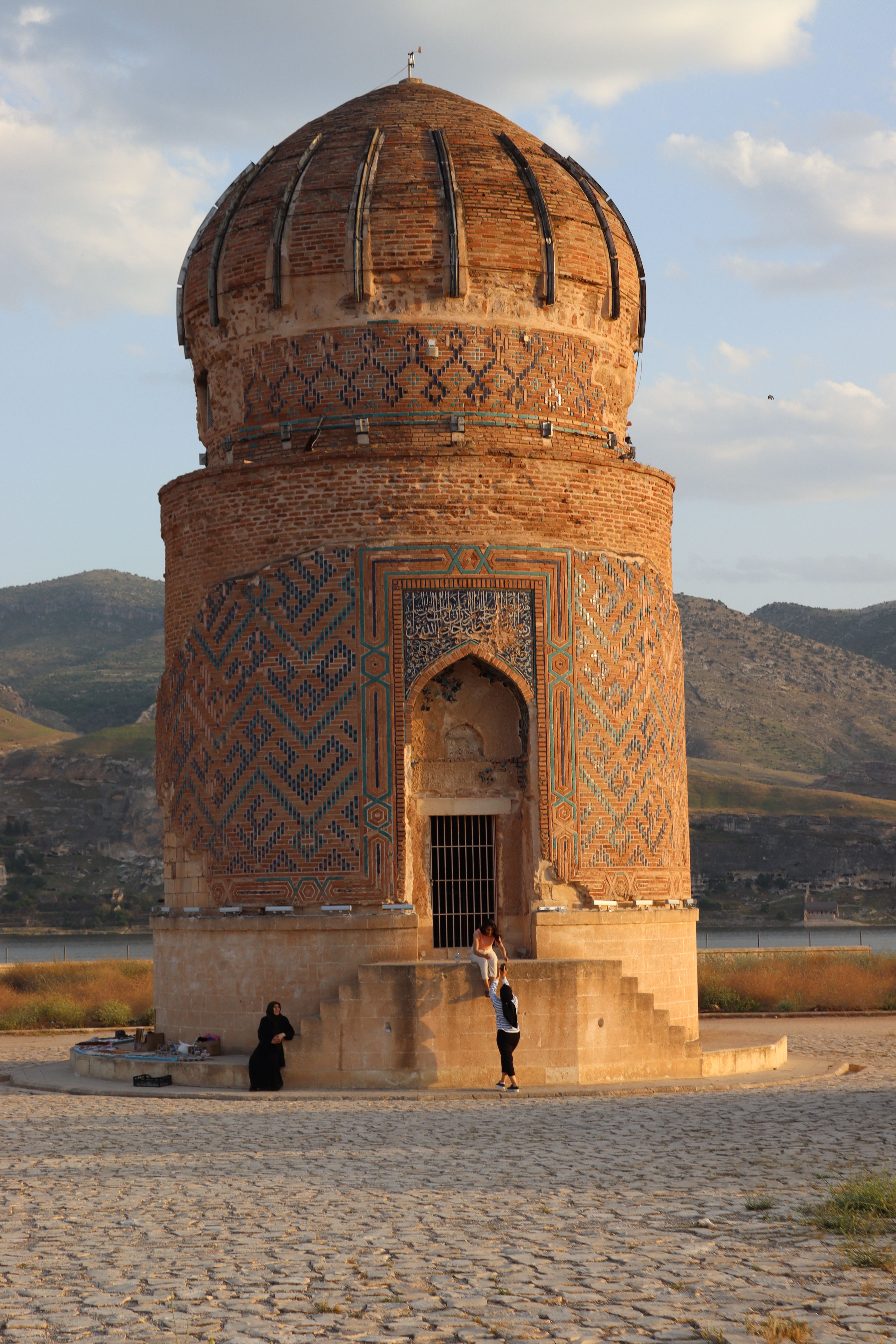 Explore the 15th-century Zeynel Bey Tomb in Hasankeyf, a unique architectural landmark in Türkiye.