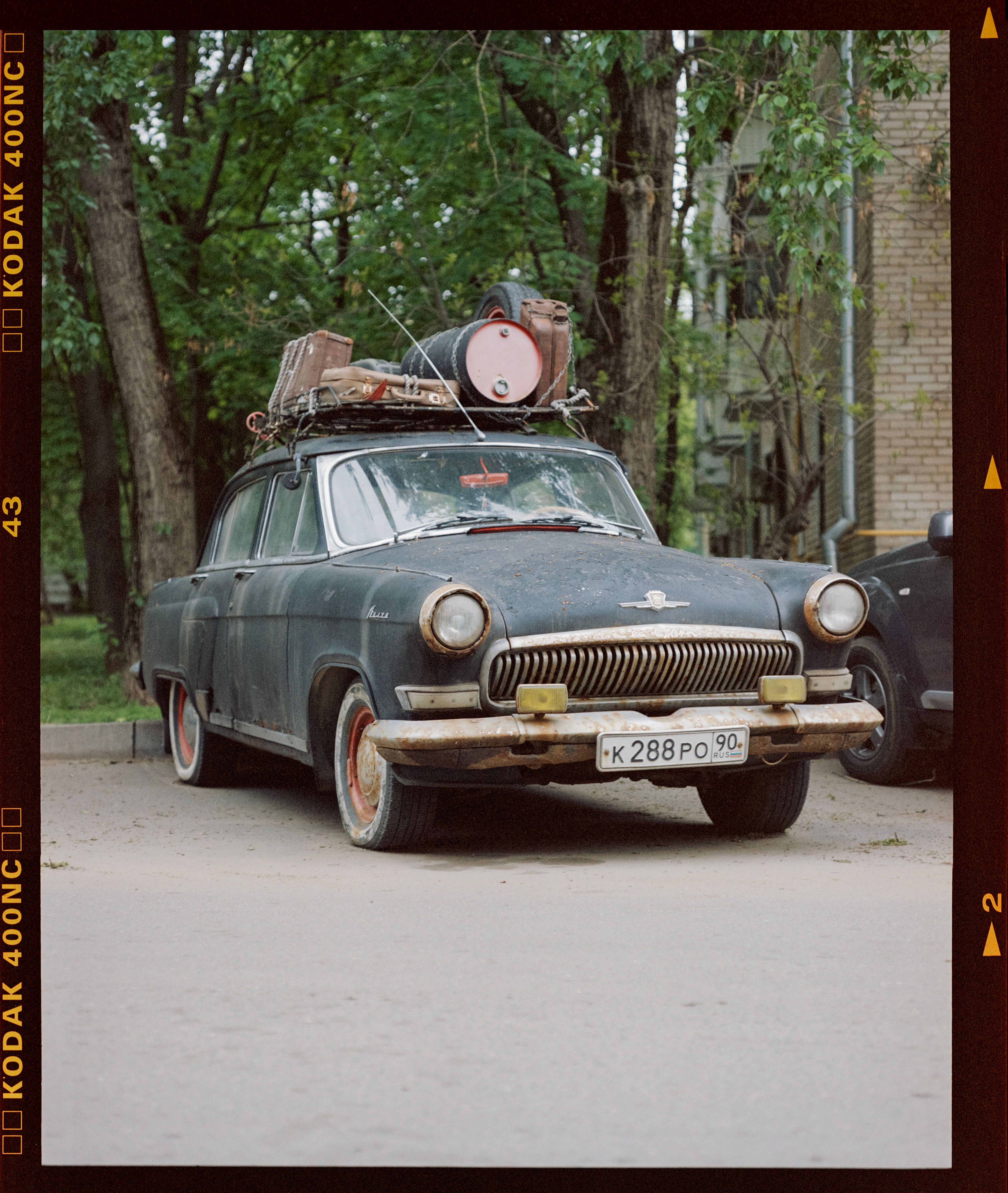 Old Rusty Vintage Car with Luggage on Roof · Free Stock Photo