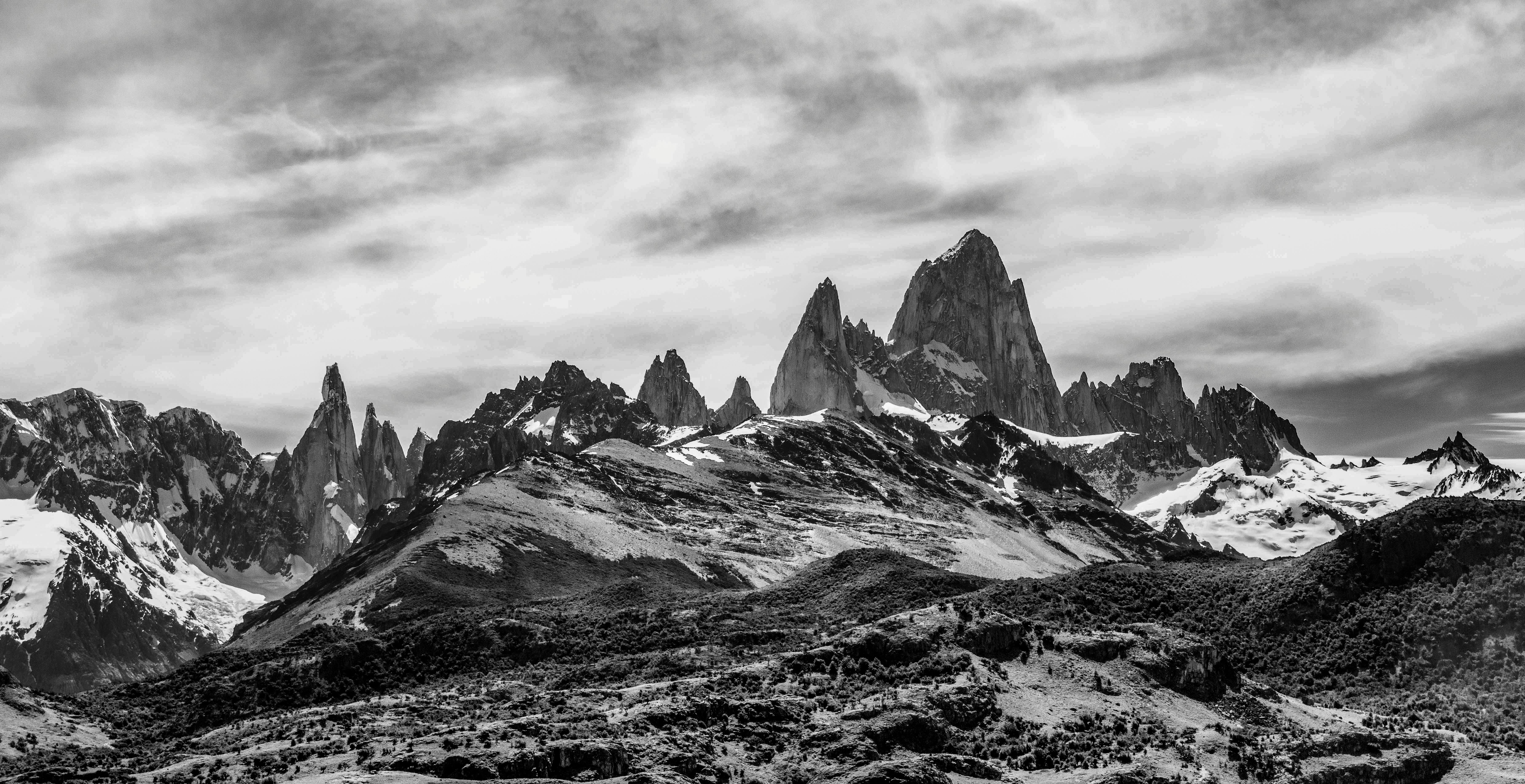 迷人的单色景观中，崎岖的山峰与多云的天空交相辉映