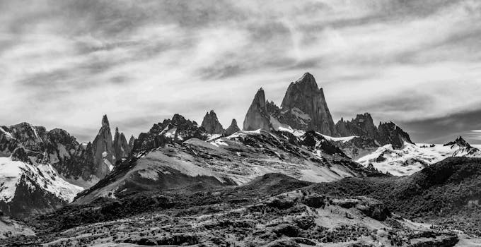 迷人的单色景观中，崎岖的山峰与多云的天空交相辉映