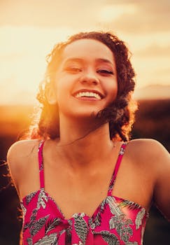 日落时分，一位身着五颜六色连衣裙的快乐女人灿烂地微笑着