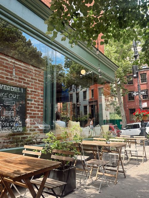 Free Cozy street-side cafe in Brooklyn, NY. Perfect urban setting for dining al fresco. Stock Photo