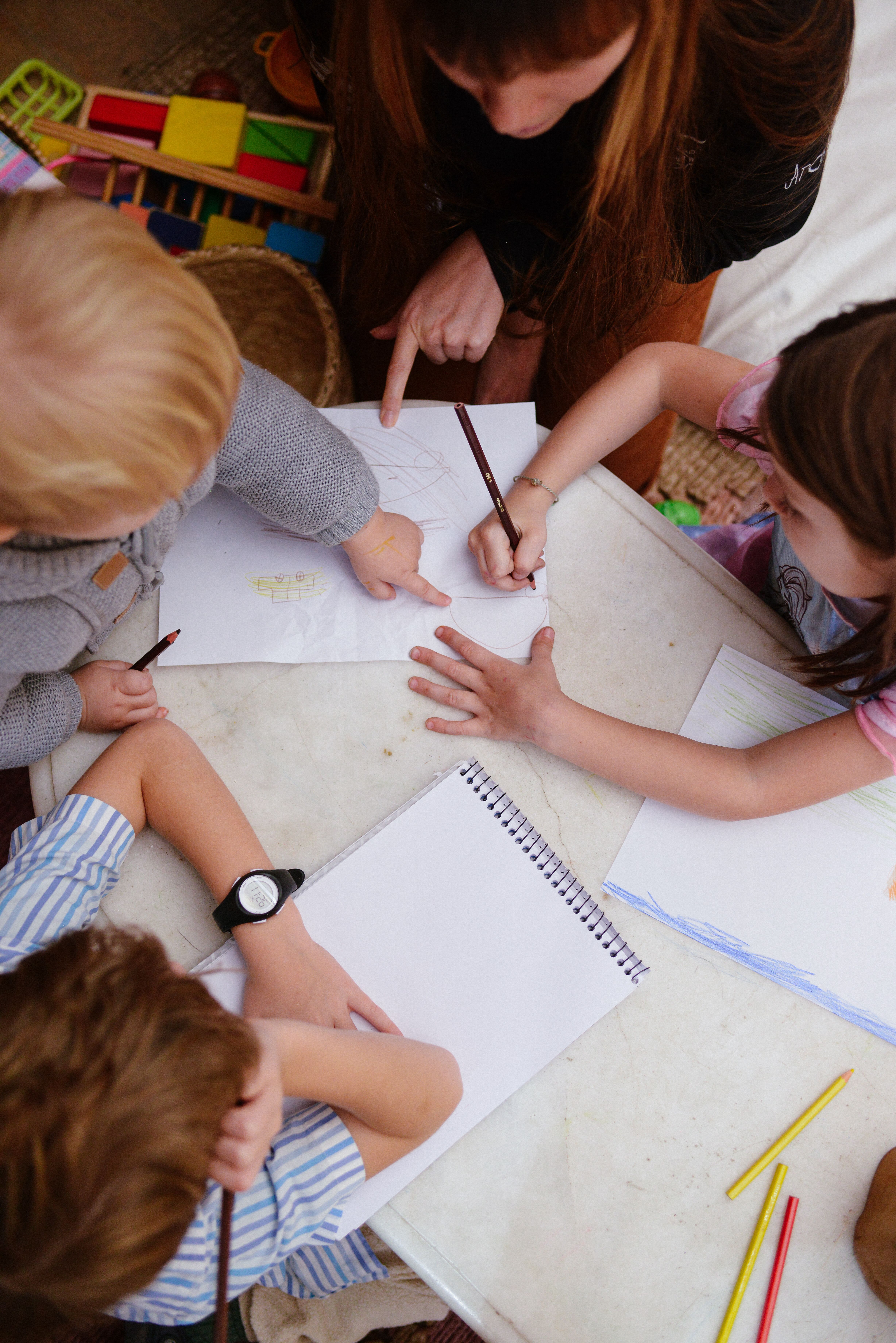 Niños de preescolar dibujando