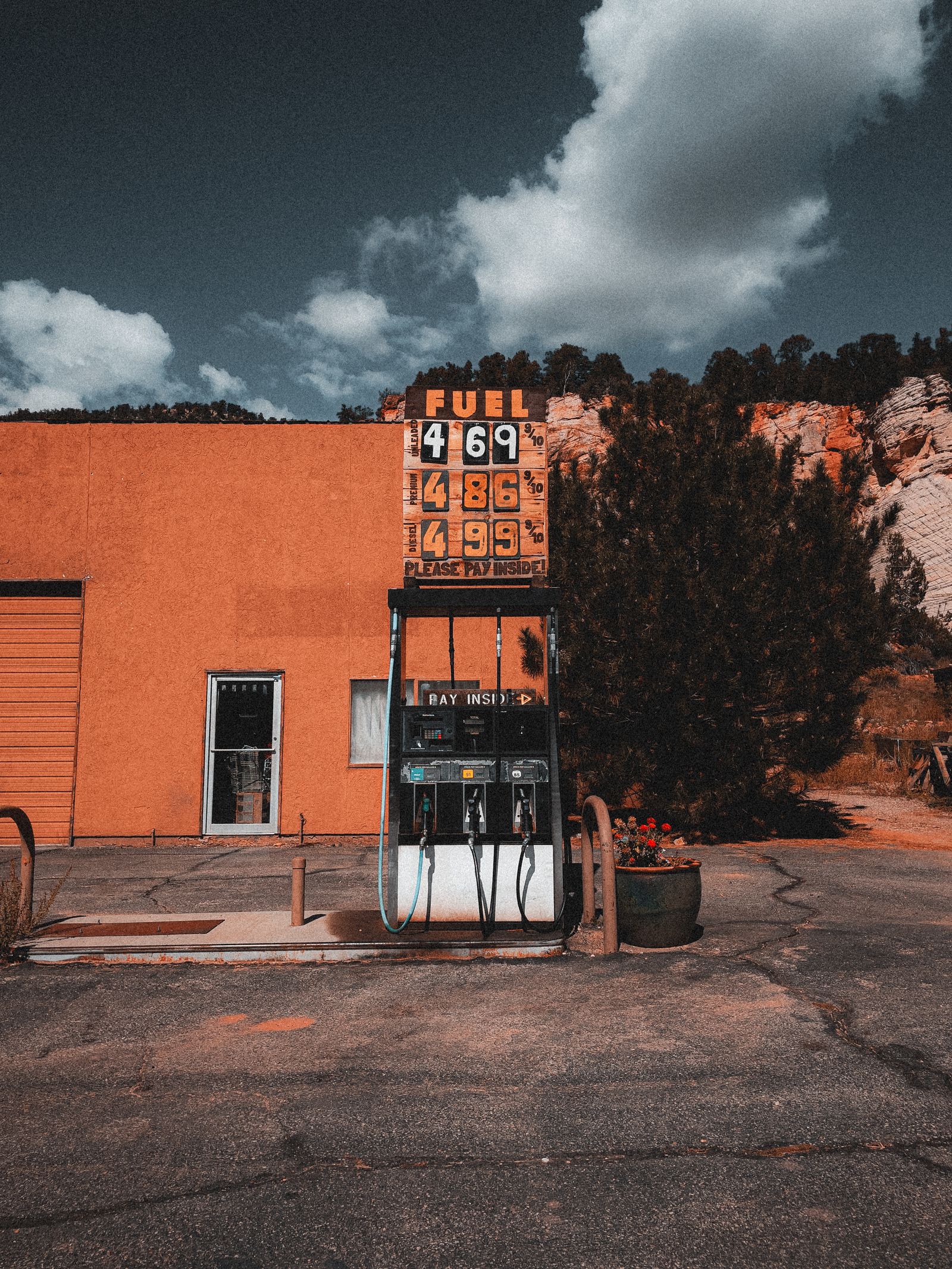 An old roadside fuel pump with its price sign