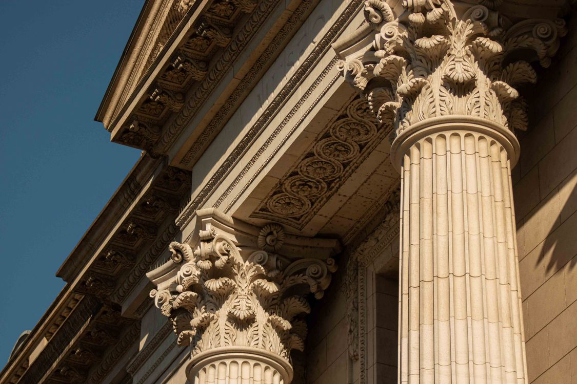 Building With Center Column A Building with Columns · Free Stock Photo