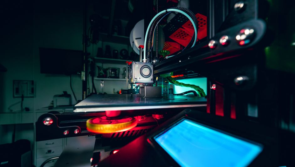 Domowy kącik z drukarką 3D w obudowie na masywnym blacie, z materiałami tłumiącymi i wentylacją