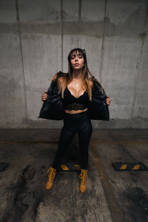 Free Fashion model poses boldly in an urban setting, showcasing edgy style and confidence. Stock Photo