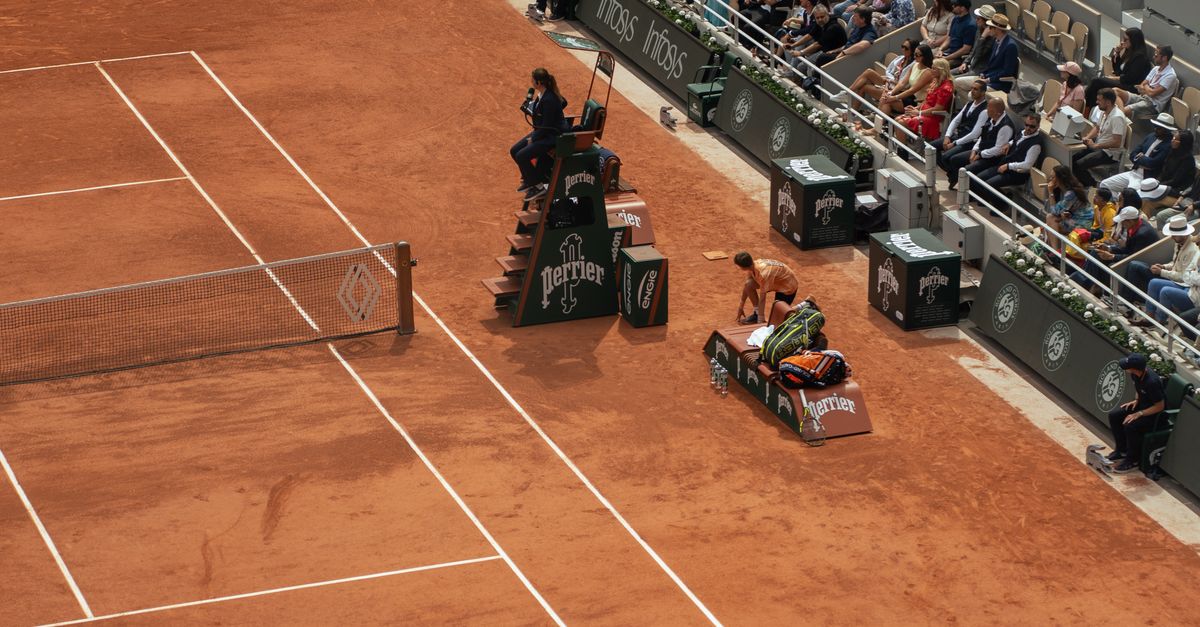 Jogo de tênis emocionante no estádio icônico de Roland Garros em Paris