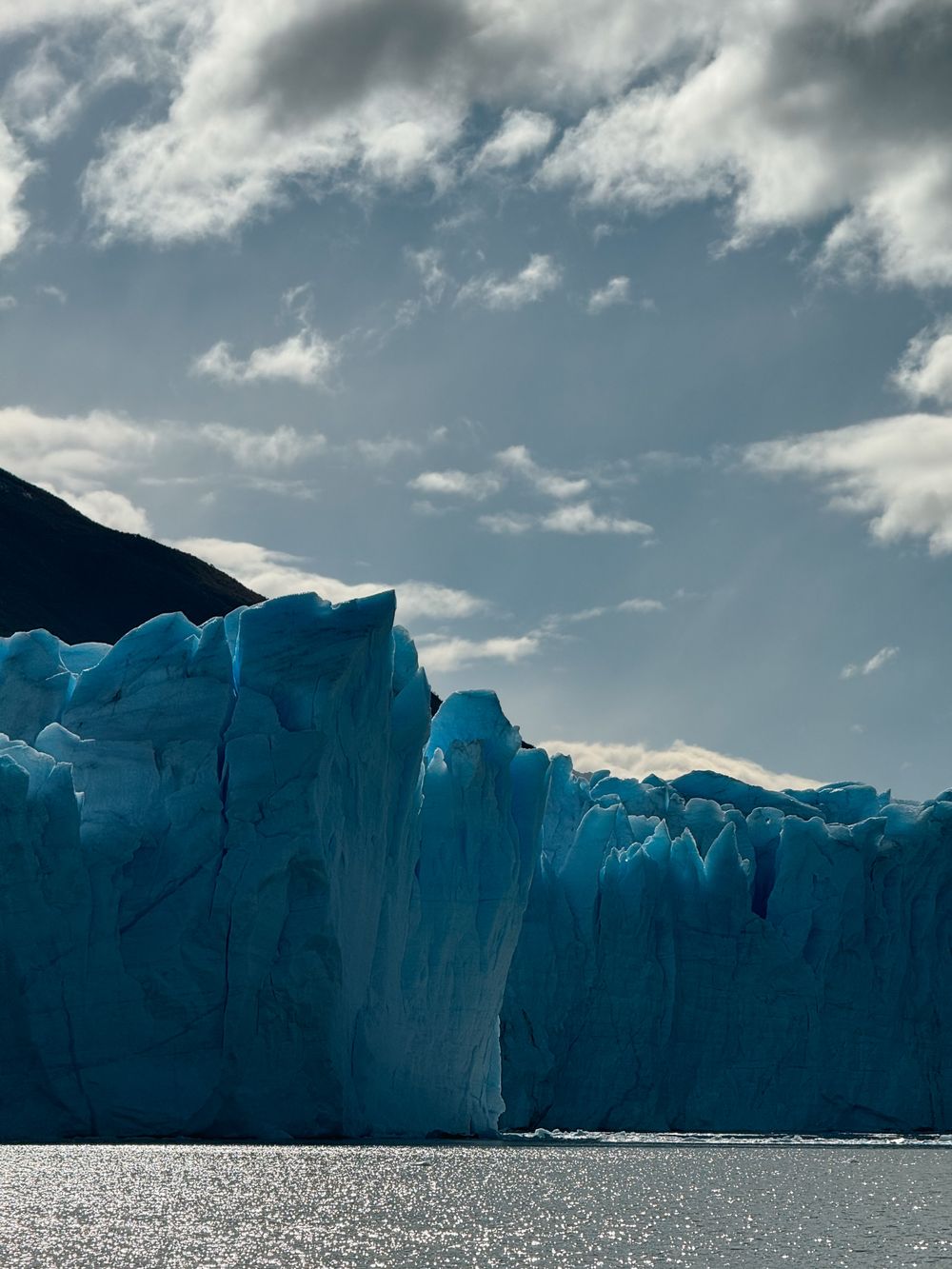 Pared de hielo de un glaciar patagónico bajo nubes dramáticas en Santa Cruz