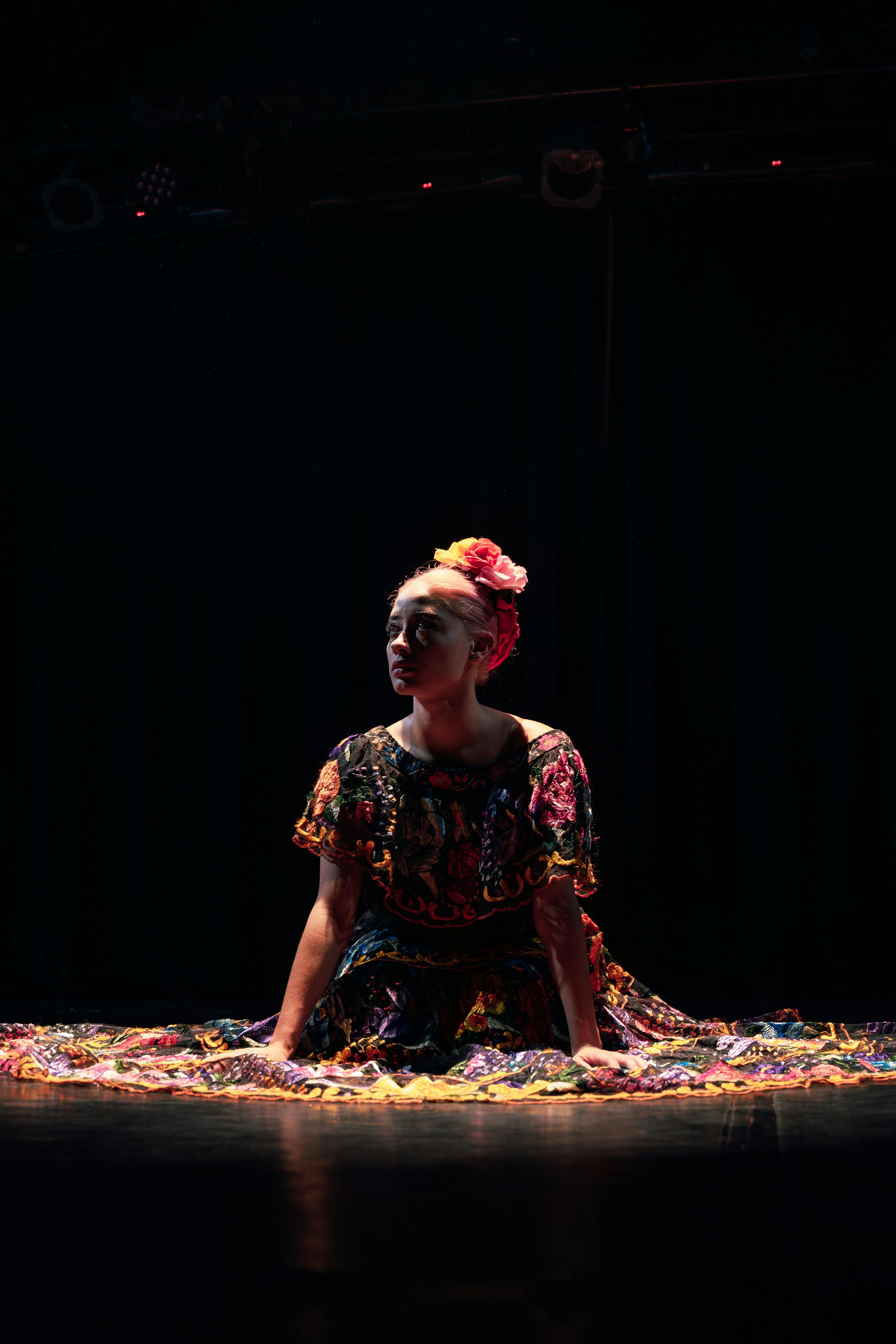 бесплатная Танцовщица в традиционном костюме на сцене Стоковое фото