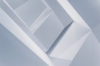 抽象的几何设计采用极简主义的蓝灰阴影，并具有锐利的角度