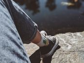 在湖边享受休闲时光，展现户外鞋款的轻松风格
