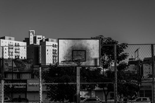 Black and white photo of an empty urban basketball court in Goiânia, Brasil.