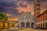 日落时分，捕捉卢卡大教堂的哥特式建筑与熙攘的游客