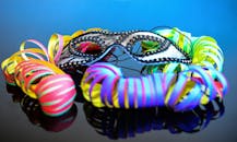 一张充满活力的装饰面具特写，表面反射着被彩色彩带包围的景象