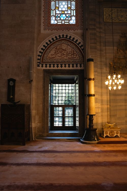 Free Capture of an ornate window in a historic mosque, showcasing Islamic architecture and design. Stock Photo