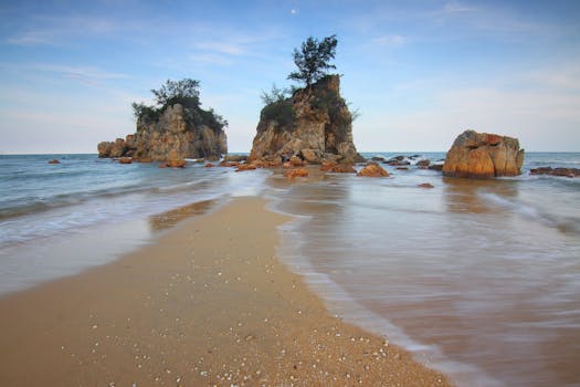 宁静的海景、独特的岩石结构，以及海滩上轻柔的波浪