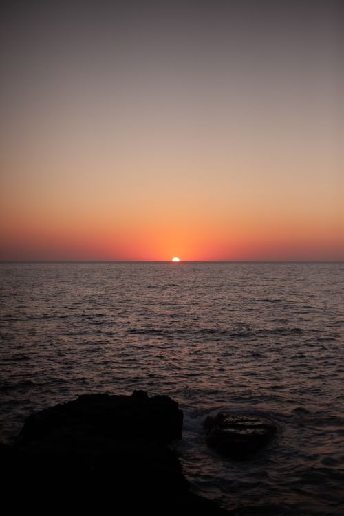 Free Breathtaking sunset over the ocean horizon capturing serene beauty and tranquility. Stock Photo