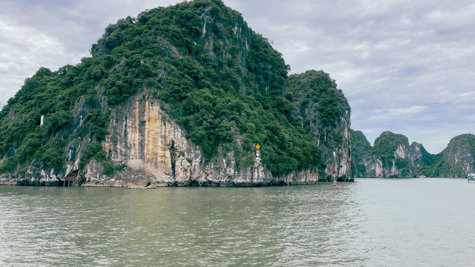 Baía de Ha Long, no Vietname.