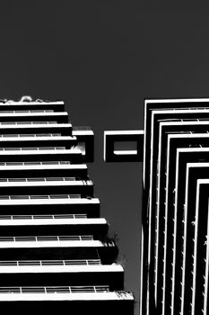Black and white photo of modern architecture in Rosario, highlighting geometric lines and urban design.