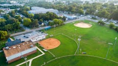 鸟瞰图中，棒球场坐落于充满活力的绿色邻里