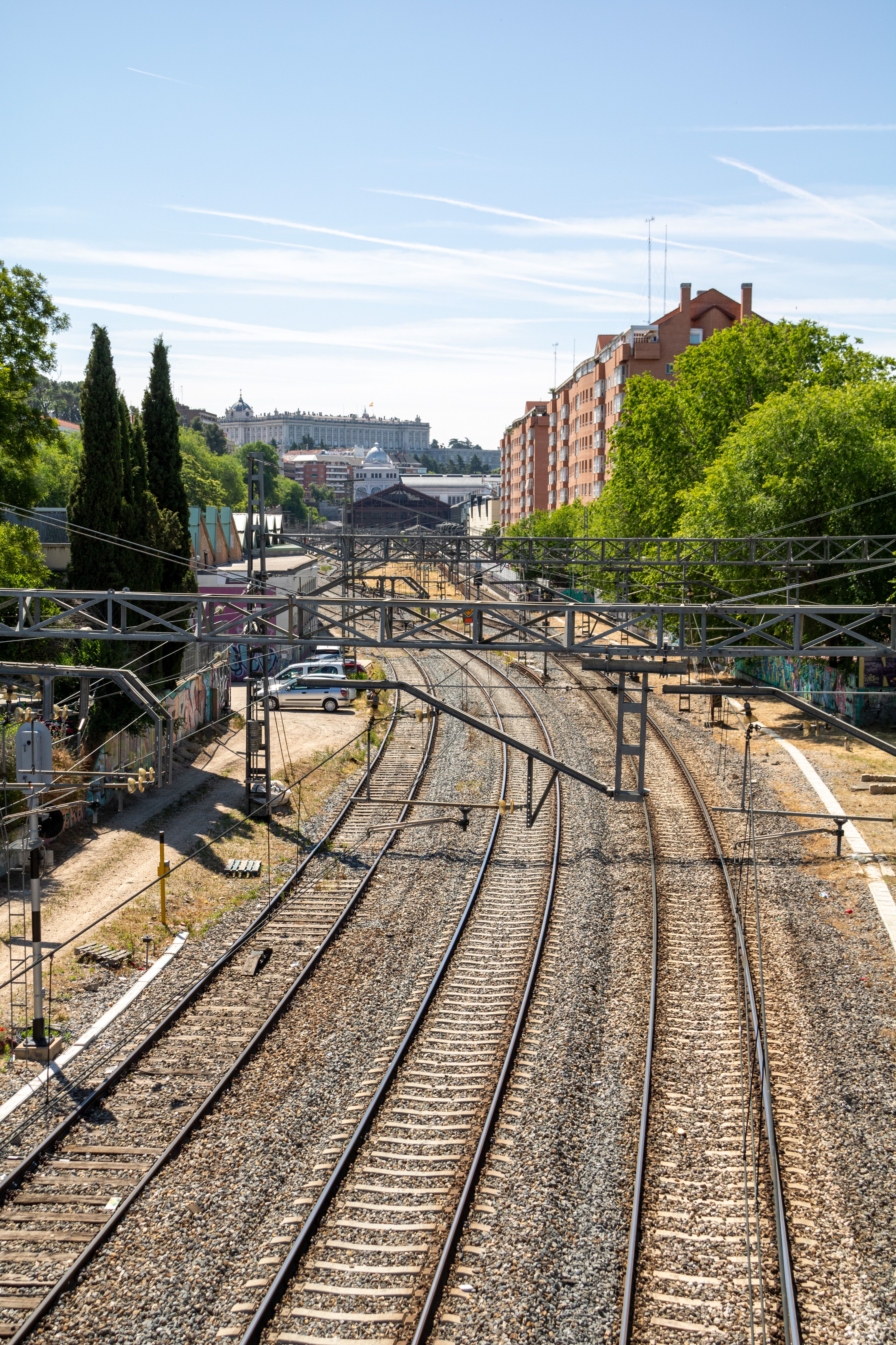 Fotomural Toma aérea de vías de tren con edificios urbanos y vegetación en Madrid, España.