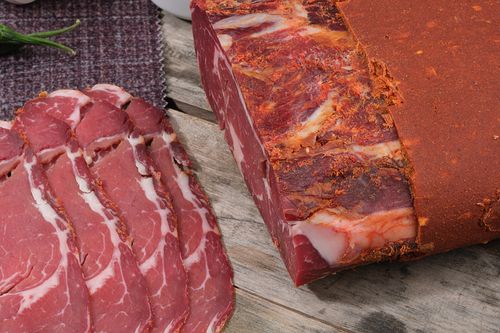 Free Appetizing thin slices of cured beef, beautifully arranged on rustic wood, highlighting freshness and quality. Stock Photo