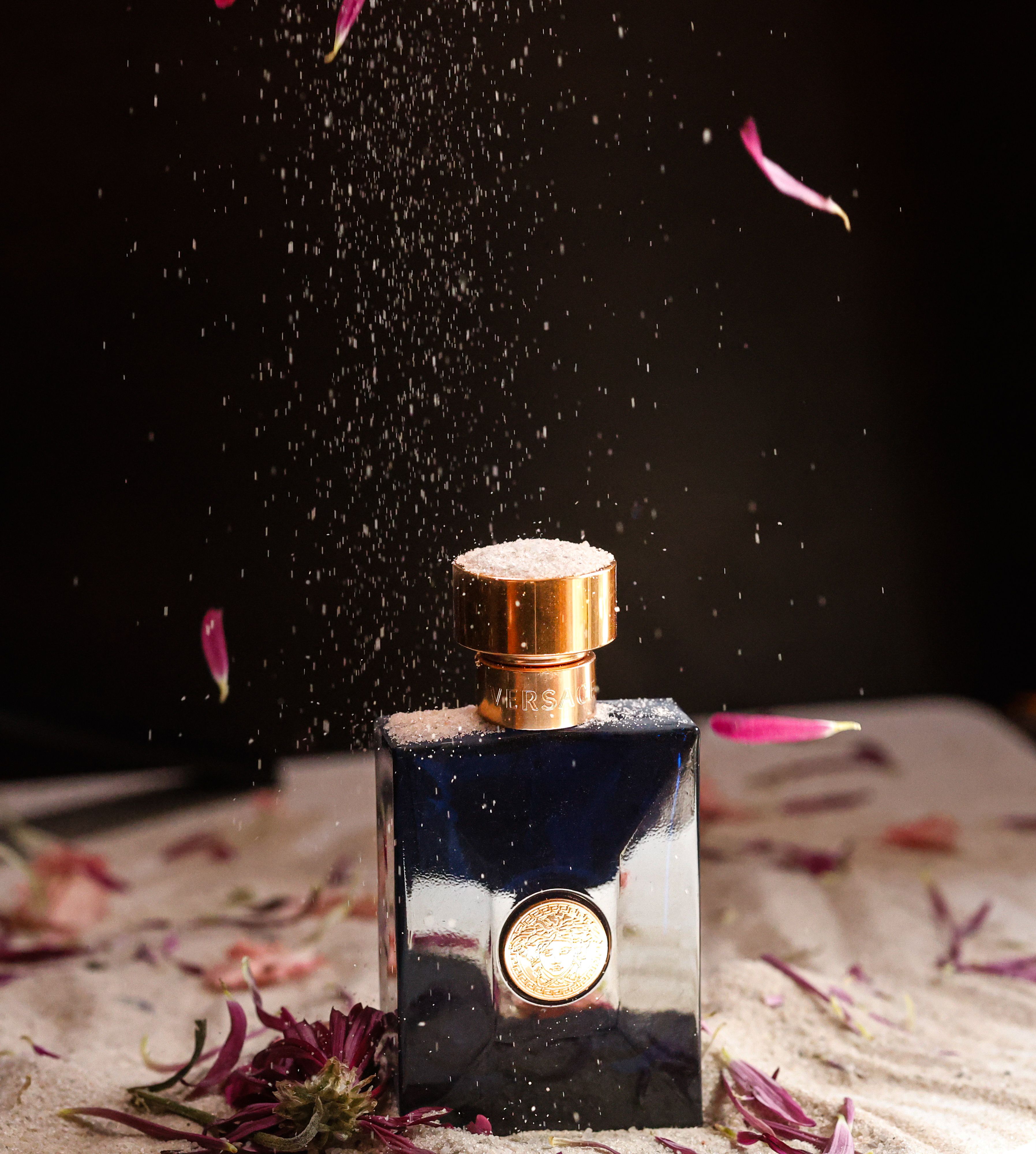 Flacon de parfum élégant entouré de pétales