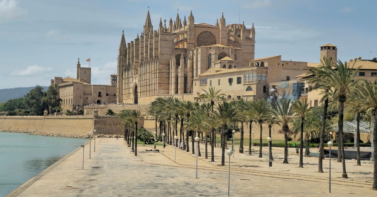 A breathtaking view of the Palma Cathedral and promenade in Mallorca, Spain.