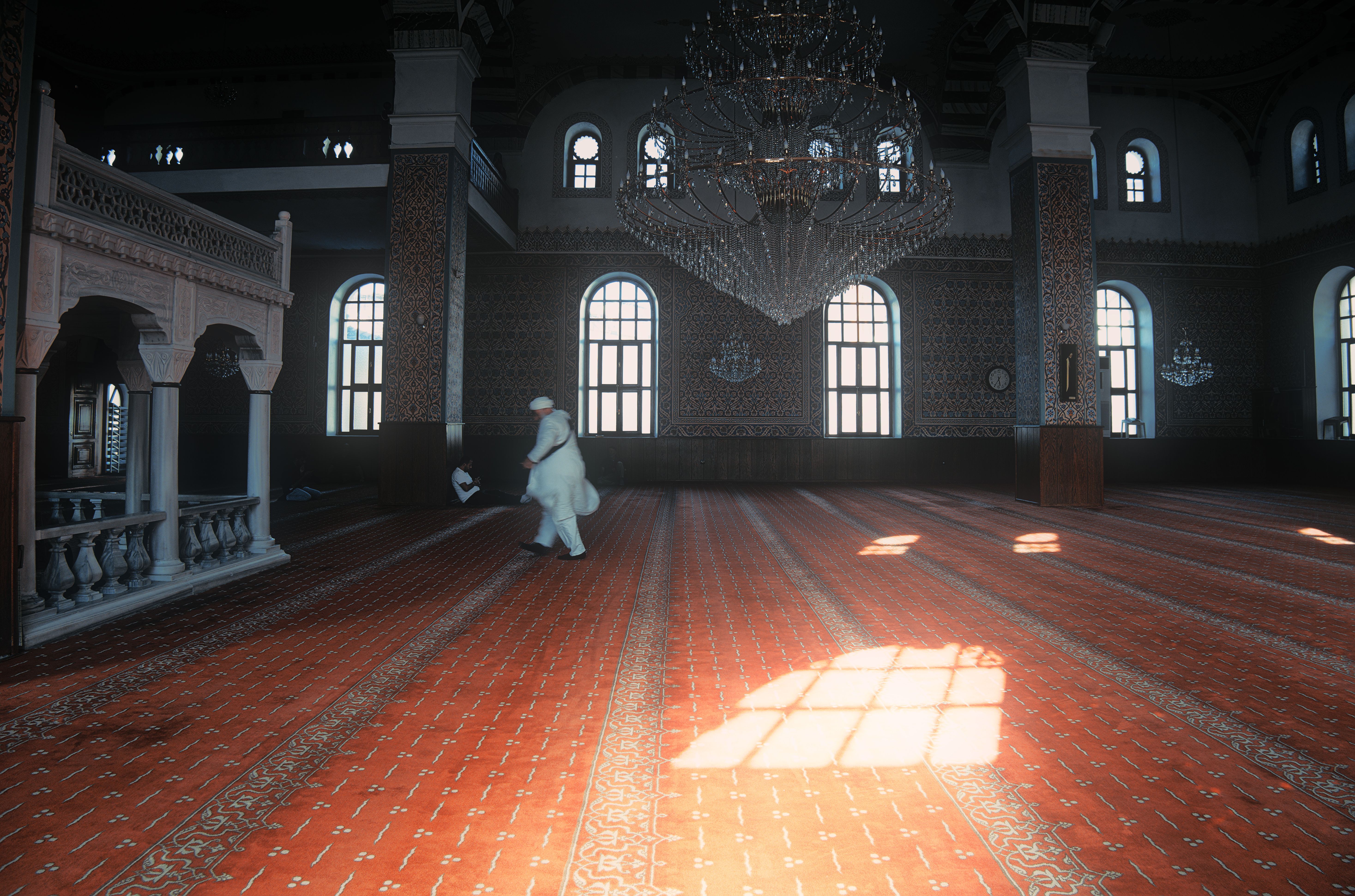 Capturer l'Instant, Préserver l'Adab : Un Guide Islamique de la Photographie de Voyage Éthique et du Partage sur les Réseaux Sociaux