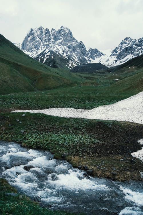 Kostenlos Szenische Fotografie Von Schneebedeckten Bergen Während Des Tages Stock-Foto