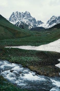 雄伟壮观、白雪皑皑的高加索山脉与佐治亚州尤塔的溪流交相辉映