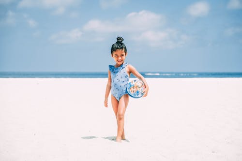 Foto De Niña Sosteniendo Una Pelota