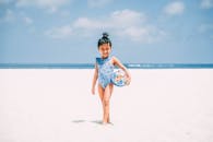 阳光明媚的阿鲁巴岛海滩上，快乐的孩子正在玩球