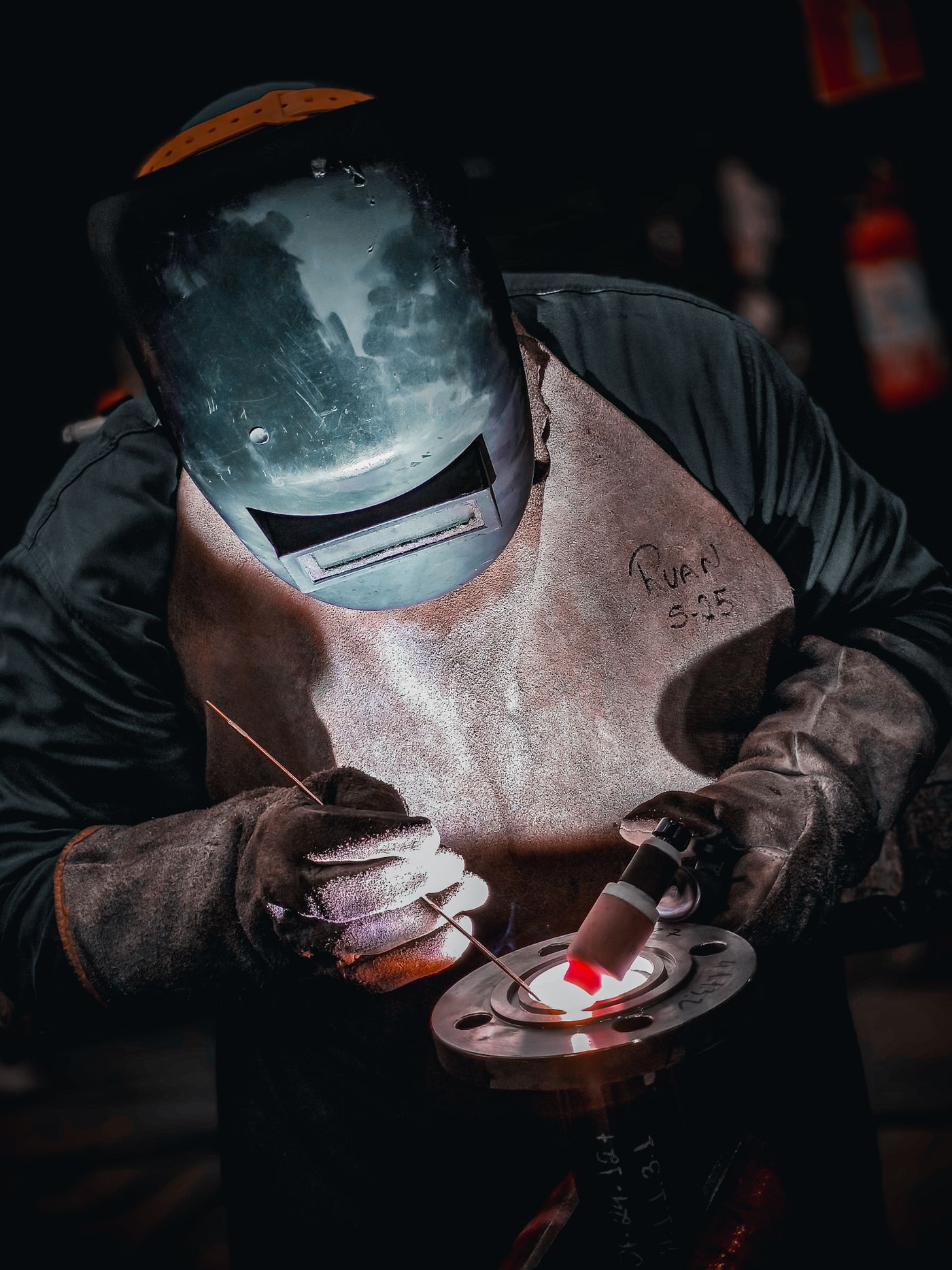 Corte térmico de metal com faíscas em oficina industrial
