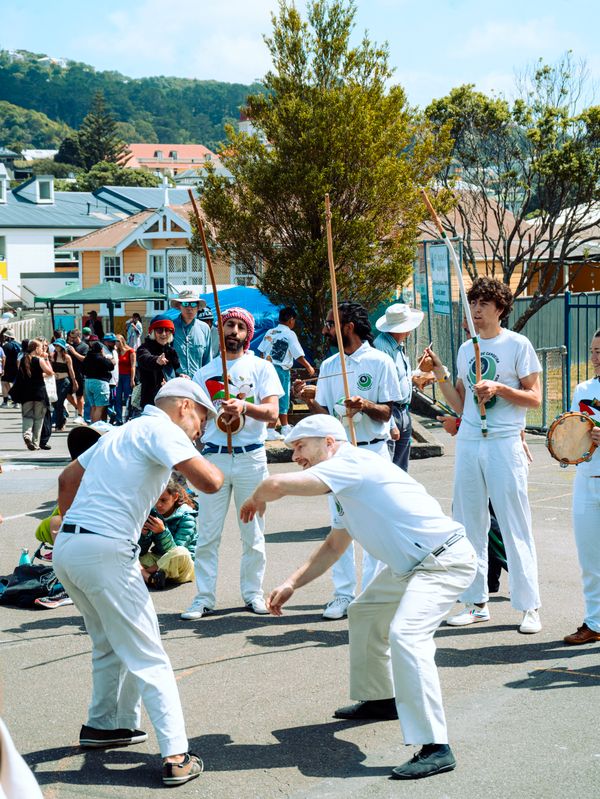 Demonstração de capoeira ao ar livre