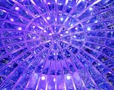 充满活力的紫色天花板、动态照明与现代设计共同构成了测地圆顶的特色