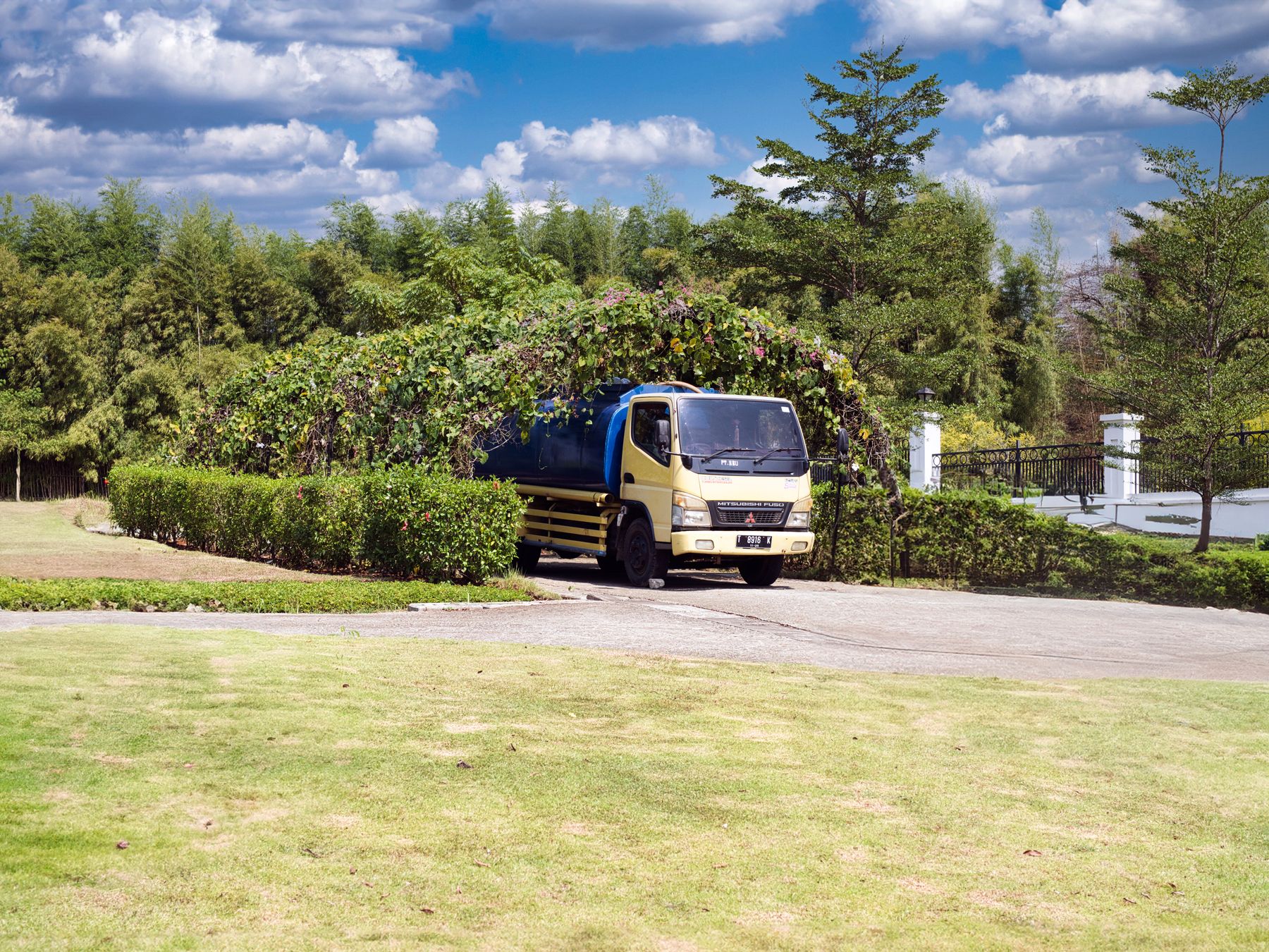 Henllan — man and van team loading a removal van
