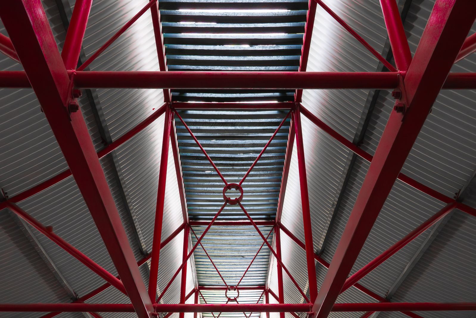 Interior de uma fábrica de rolamentos mostrando máquinas.