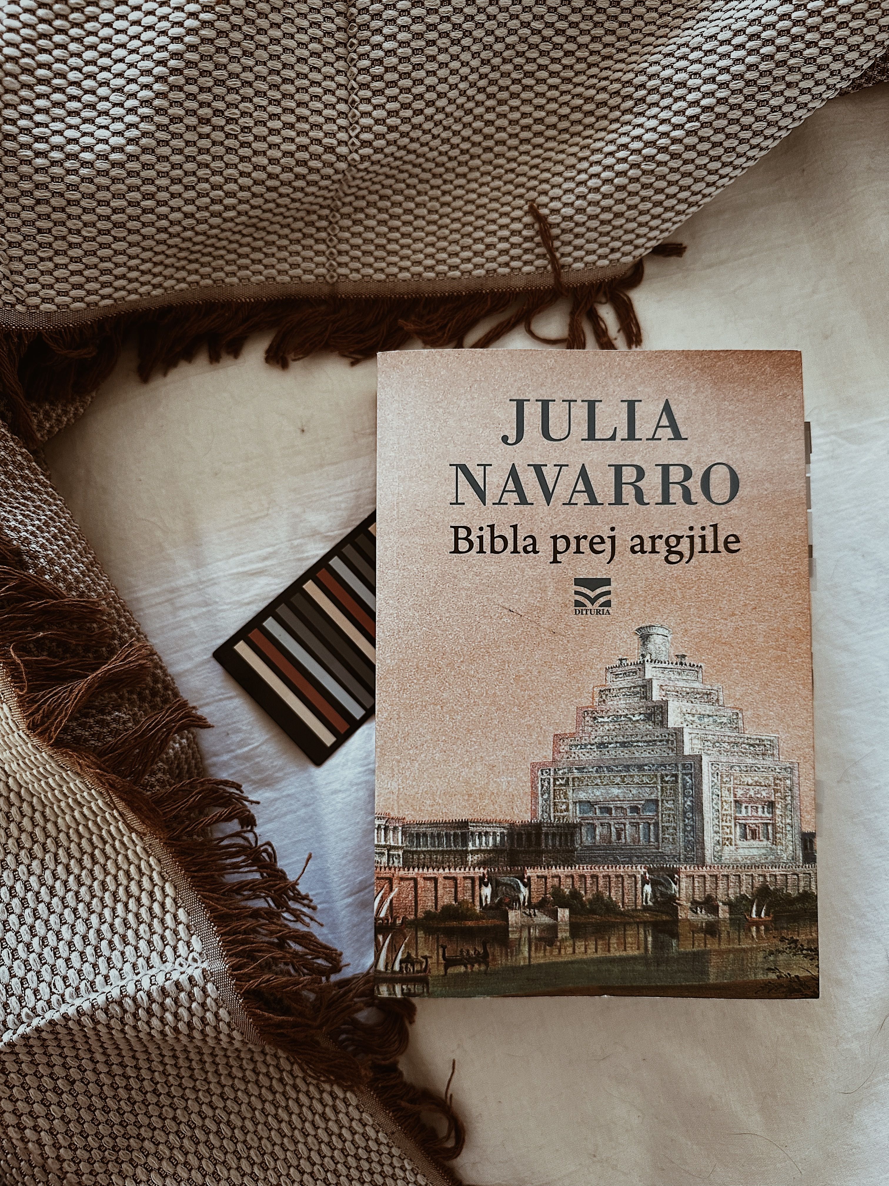Book on Bed · Free Stock Photo