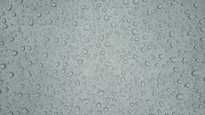 宏观图像清晰地捕捉到玻璃表面的水滴纹理