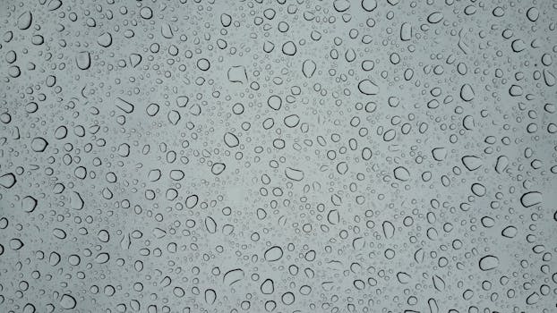 宏观图像清晰地捕捉到玻璃表面的水滴纹理