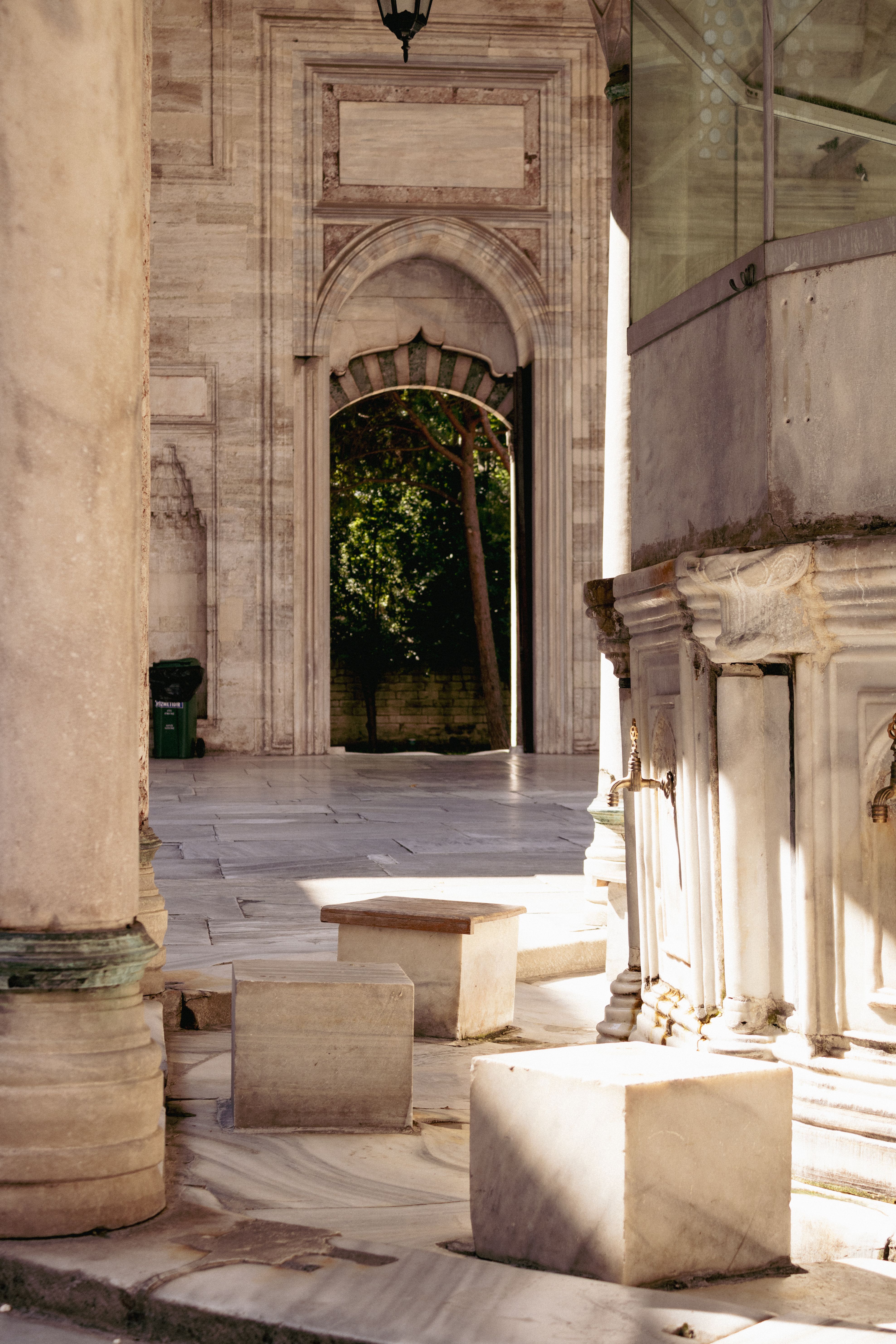 Column in Classic Building in Sunlight · Free Stock Photo